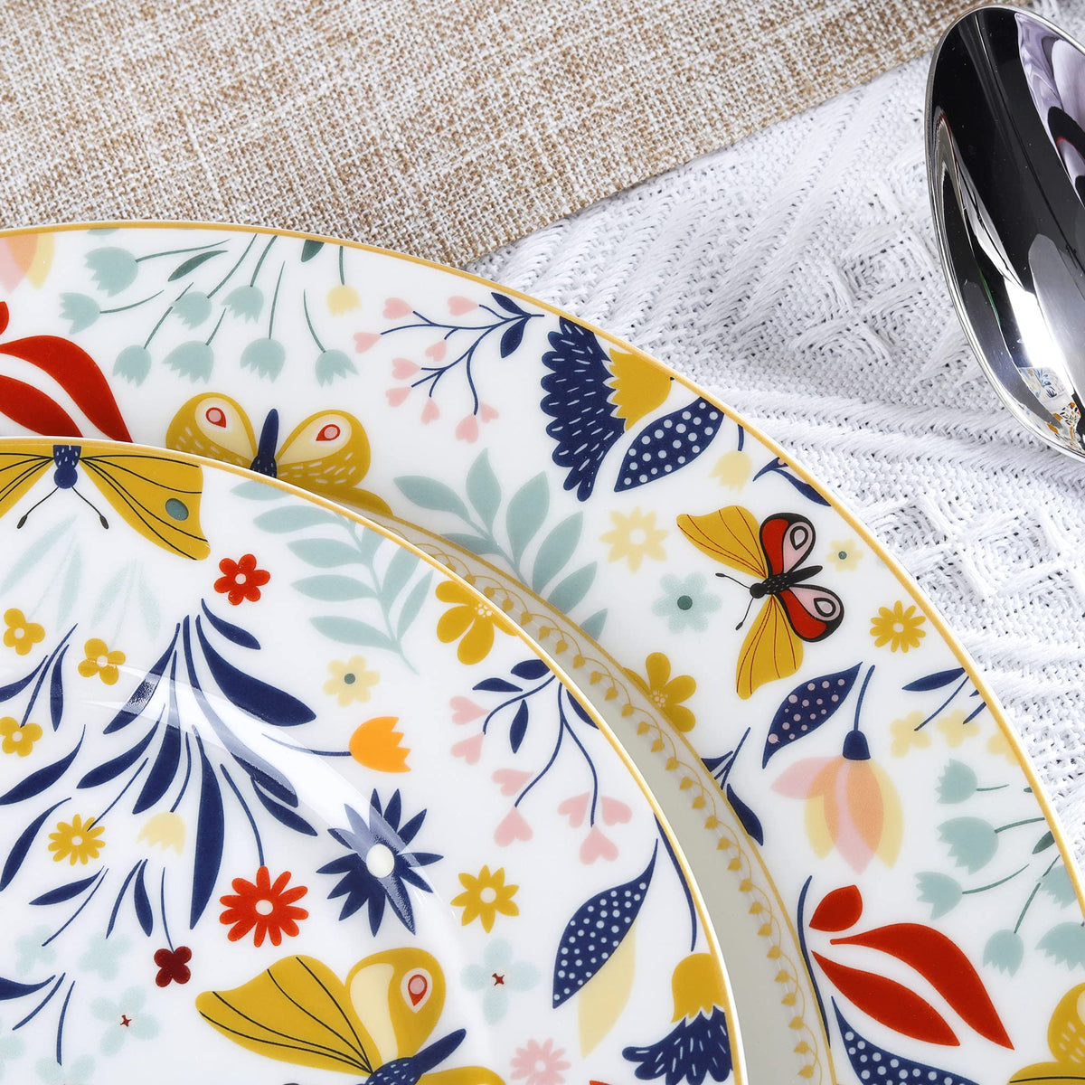 16 Piece Vintage Porcelain Dinnerware Set for 4 V471