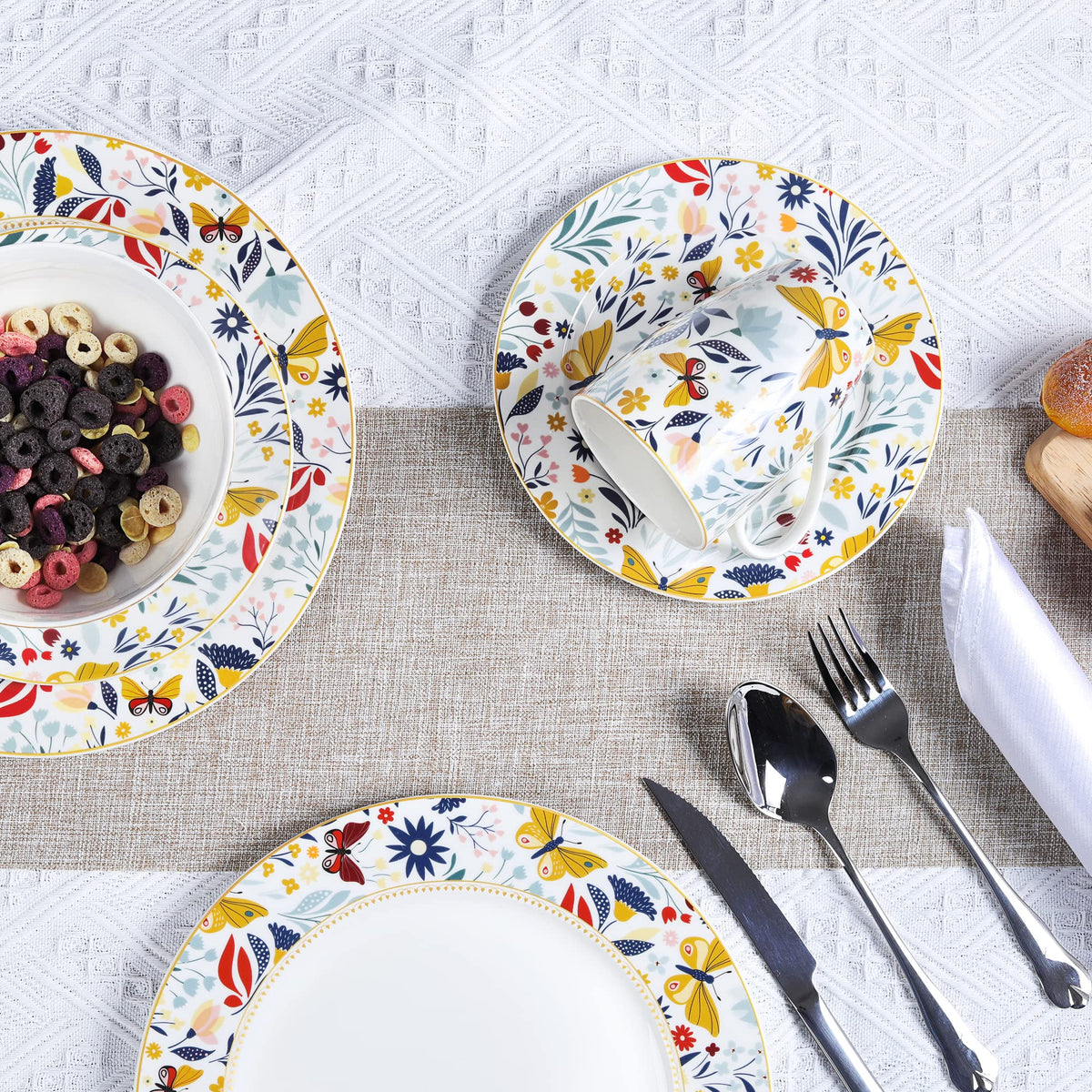 16 Piece Vintage Porcelain Dinnerware Set for 4 V471